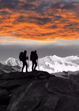 Zwei Skitourengeher stehen bei Sonnenuntergang am Berg Der Sinn des Bergsteigens